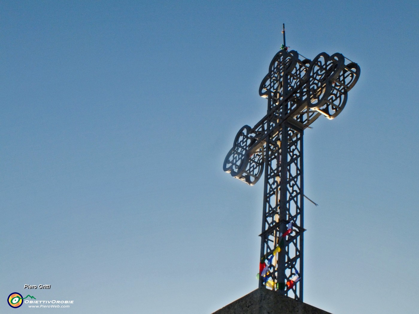 90 Monte Cornizzolo (1240 m), l'imponente croce.JPG